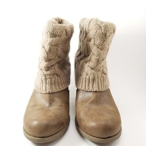 MUKLUKS brown ankle boots. Womens size 8